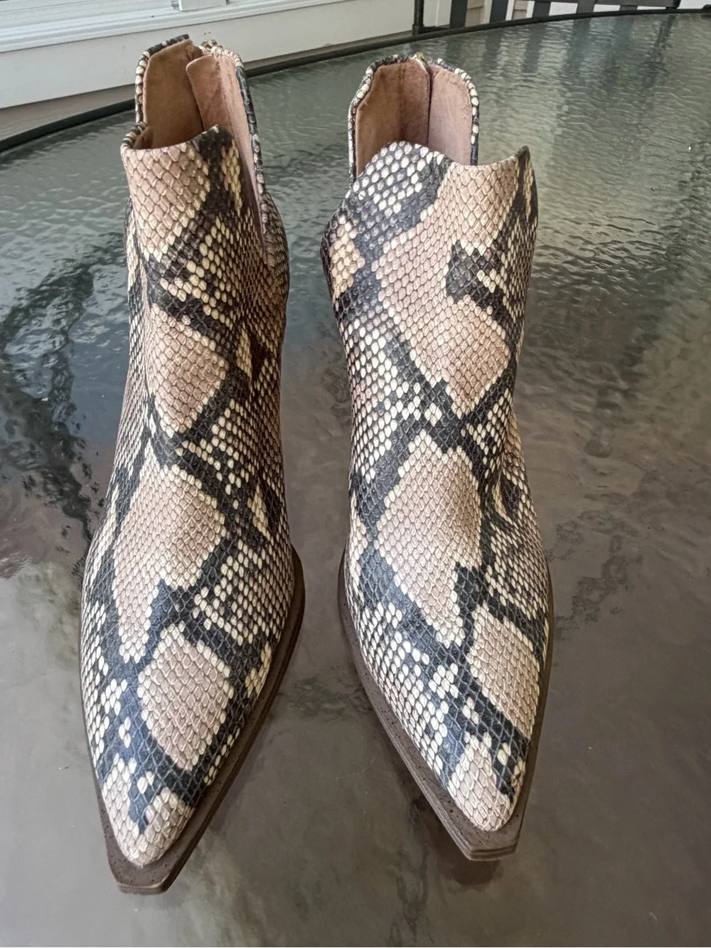 Vince Camuto women’s Gigietta Snakeskin booties, Size 8.5 Preowned